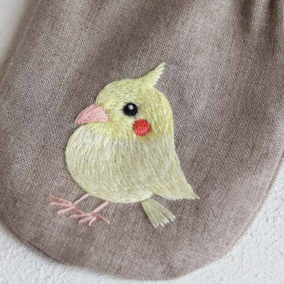 【サイズ・ポーチ変更可】オカメインコさんの刺繍リネンミニ巾着 2枚目の画像