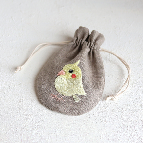 【サイズ・ポーチ変更可】オカメインコさんの刺繍リネンミニ巾着 1枚目の画像