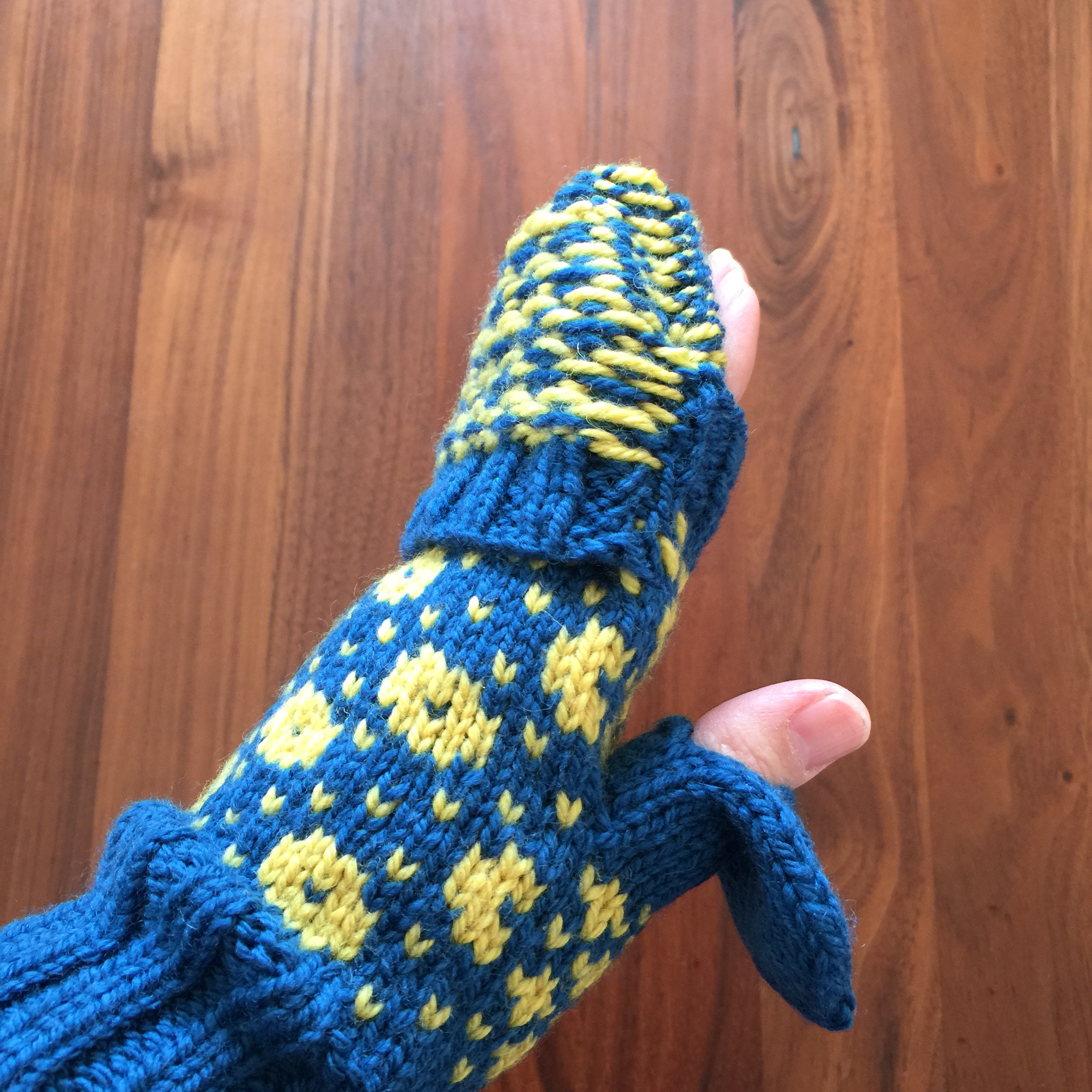 【受注制作】北欧伝統柄のカバー付ミトン（ブルー×マスタード）