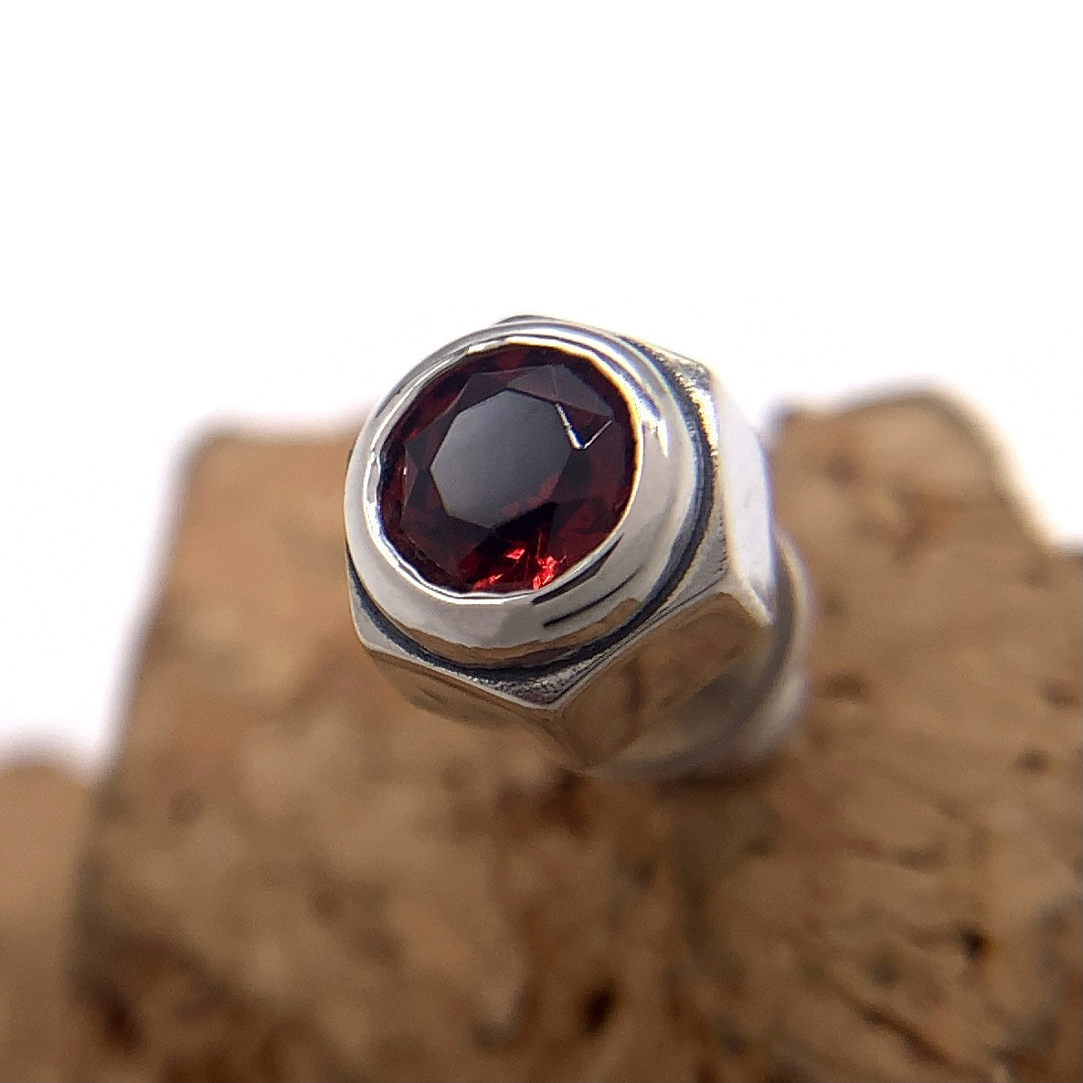 ガーネットが入ったナットピアス（片耳用）PE49