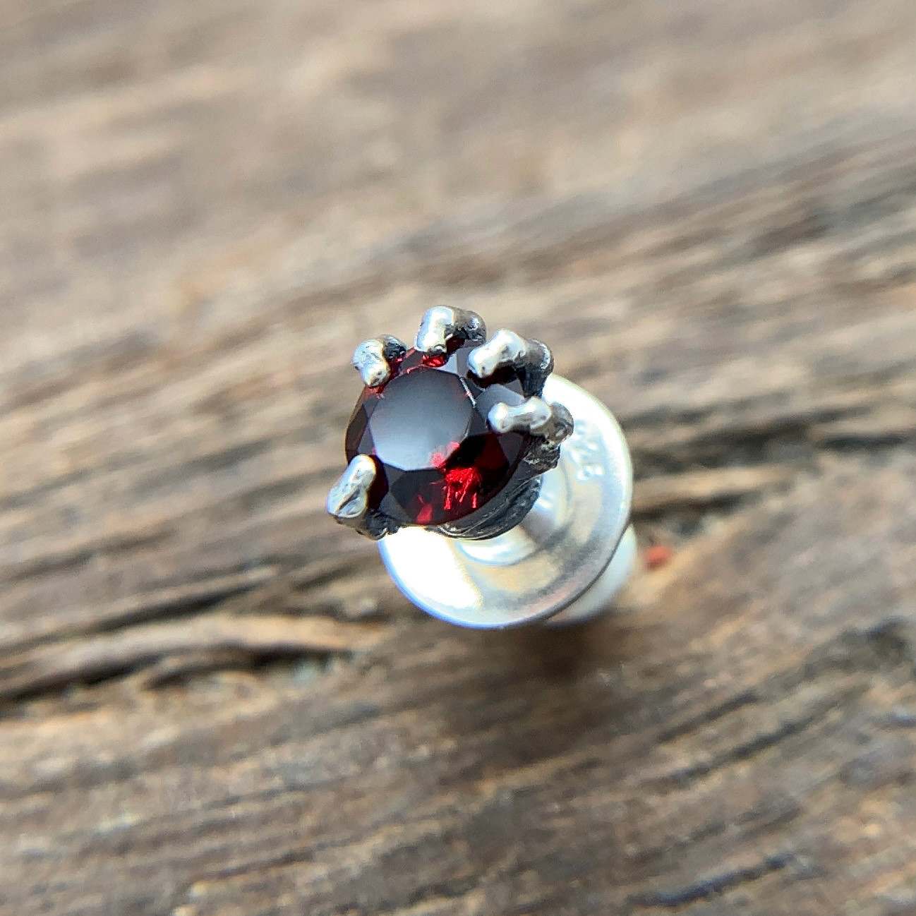 ガーネットのボーンハンドピアス（片耳用）PE29