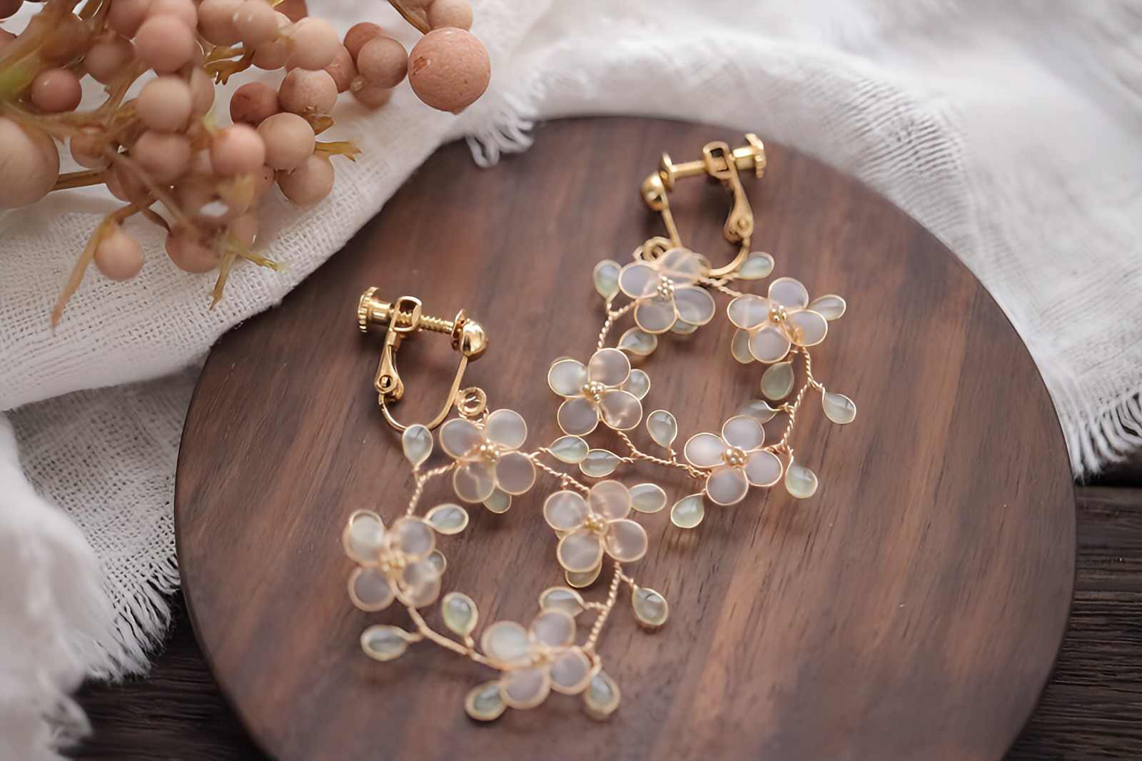 結婚式にも♡春に着けたくなる小枝flowerリースピアス/イヤリング　入学式/卒業式/お花見/白い花/花嫁アクセサリー