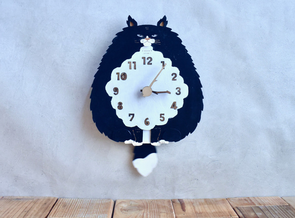 ハチワレ猫 ロング レギュラーサイズ 時計 木製 振り子時計 掛け時計 1枚目の画像