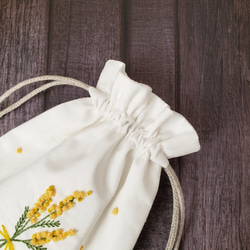 リニューアル　所作の美しく見える巾着　春の花　ミモザ刺繍　ホワイト 5枚目の画像