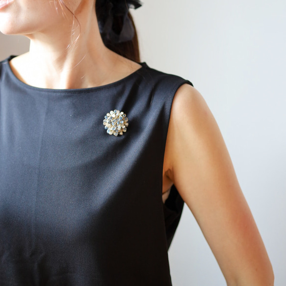 塵土色圓形胸針 第3張的照片