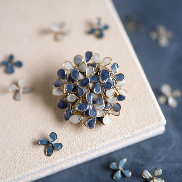 塵土色圓形胸針 第1張的照片