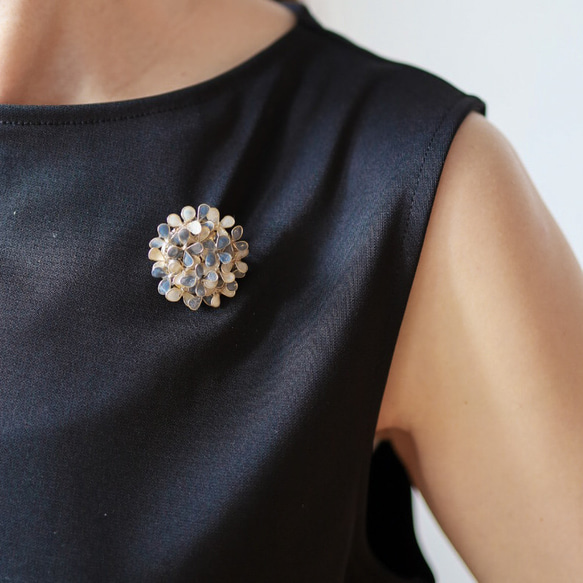 塵土色圓形胸針 第2張的照片