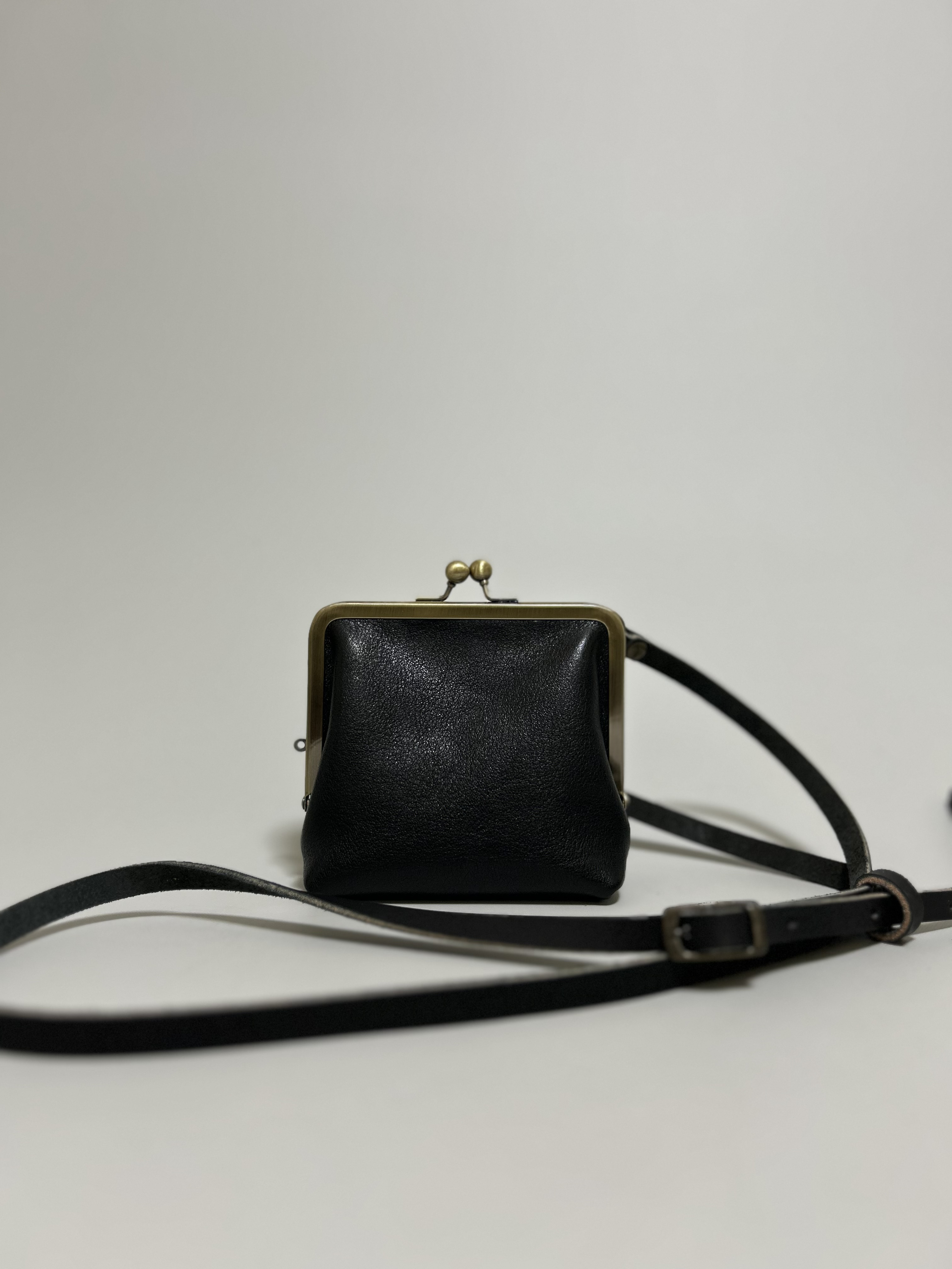 姫路レザースクエアがま口ポシェット◆黒　サコッシュ　メンズポシェット　ショルダーバック　革バッククリスマス