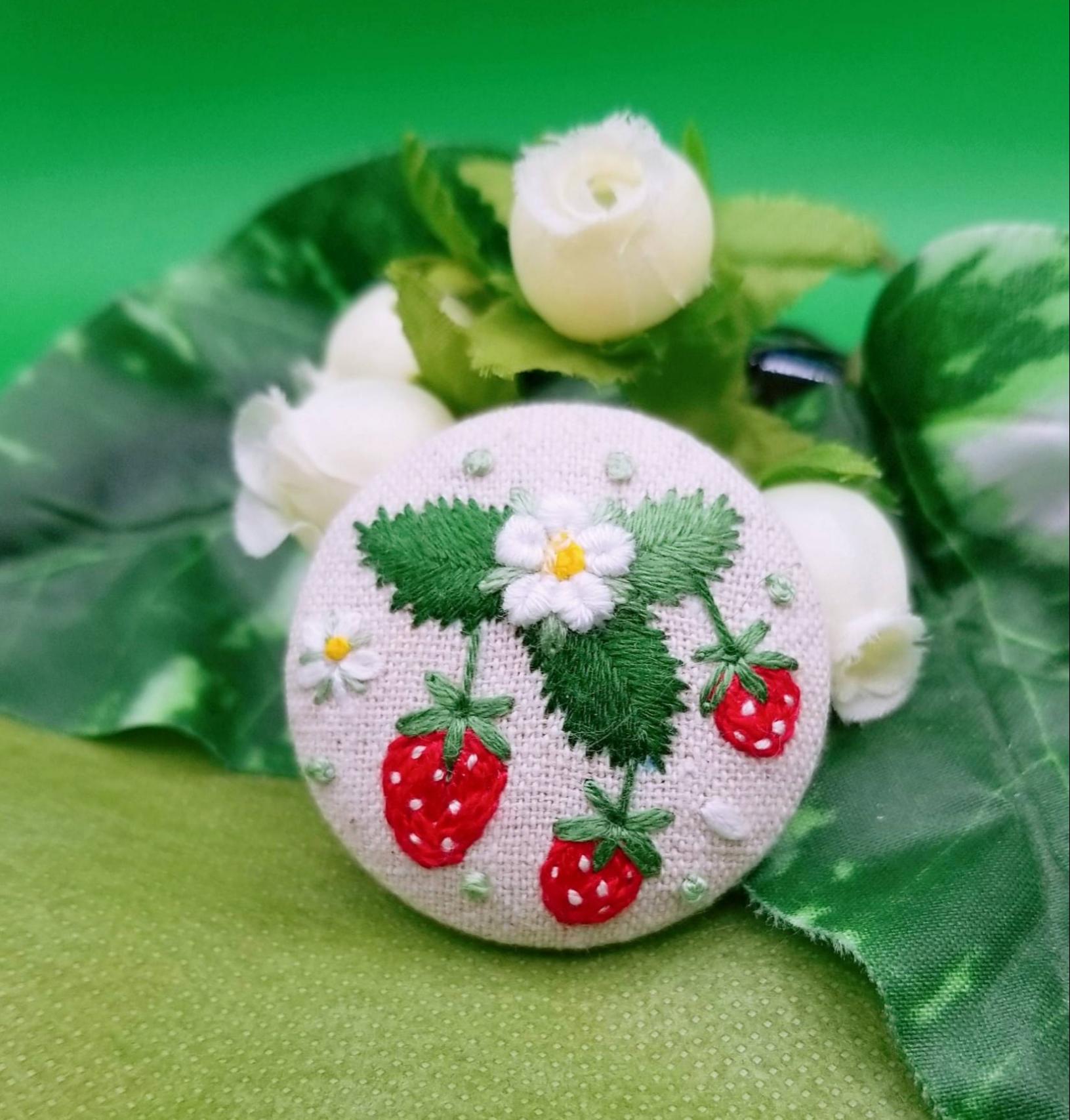 手刺繍ブローチ・ヘアゴム 春《いちご》くるみボタン ブローチ