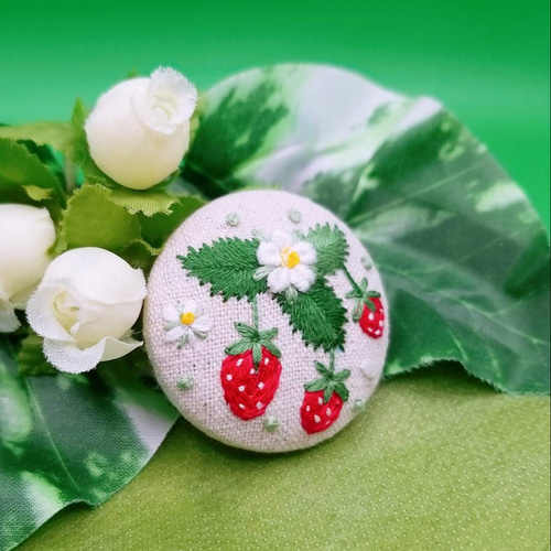 手刺繍ブローチ・ヘアゴム 春《いちご》くるみボタン ブローチ