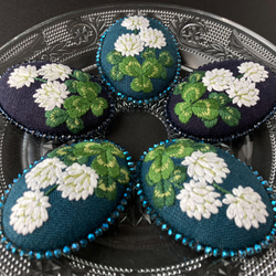 白詰草とクローバーの手刺繍ブローチビーズ飾り青緑 7枚目の画像