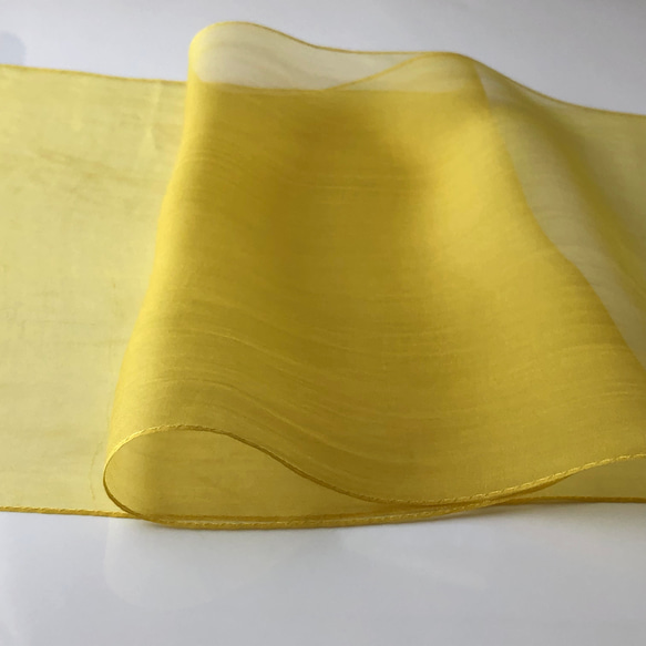 小さめ　透明感と張りのある　ザクロ染の黄色のシルクオーガンジーストール 4枚目の画像