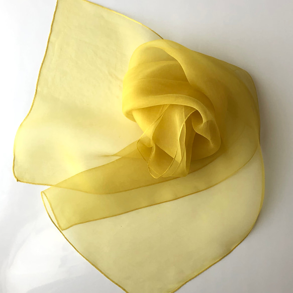 小さめ　透明感と張りのある　ザクロ染の黄色のシルクオーガンジーストール 2枚目の画像