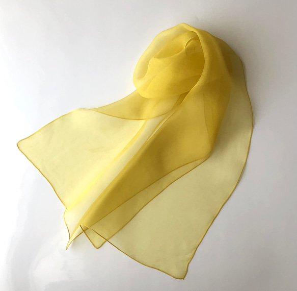 小さめ　透明感と張りのある　ザクロ染の黄色のシルクオーガンジーストール 3枚目の画像
