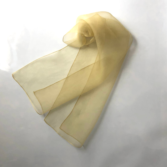 小さめ　透明感と張りのある　ローズマリー染め　クリーム色のシルクオーガンジーストール 6枚目の画像
