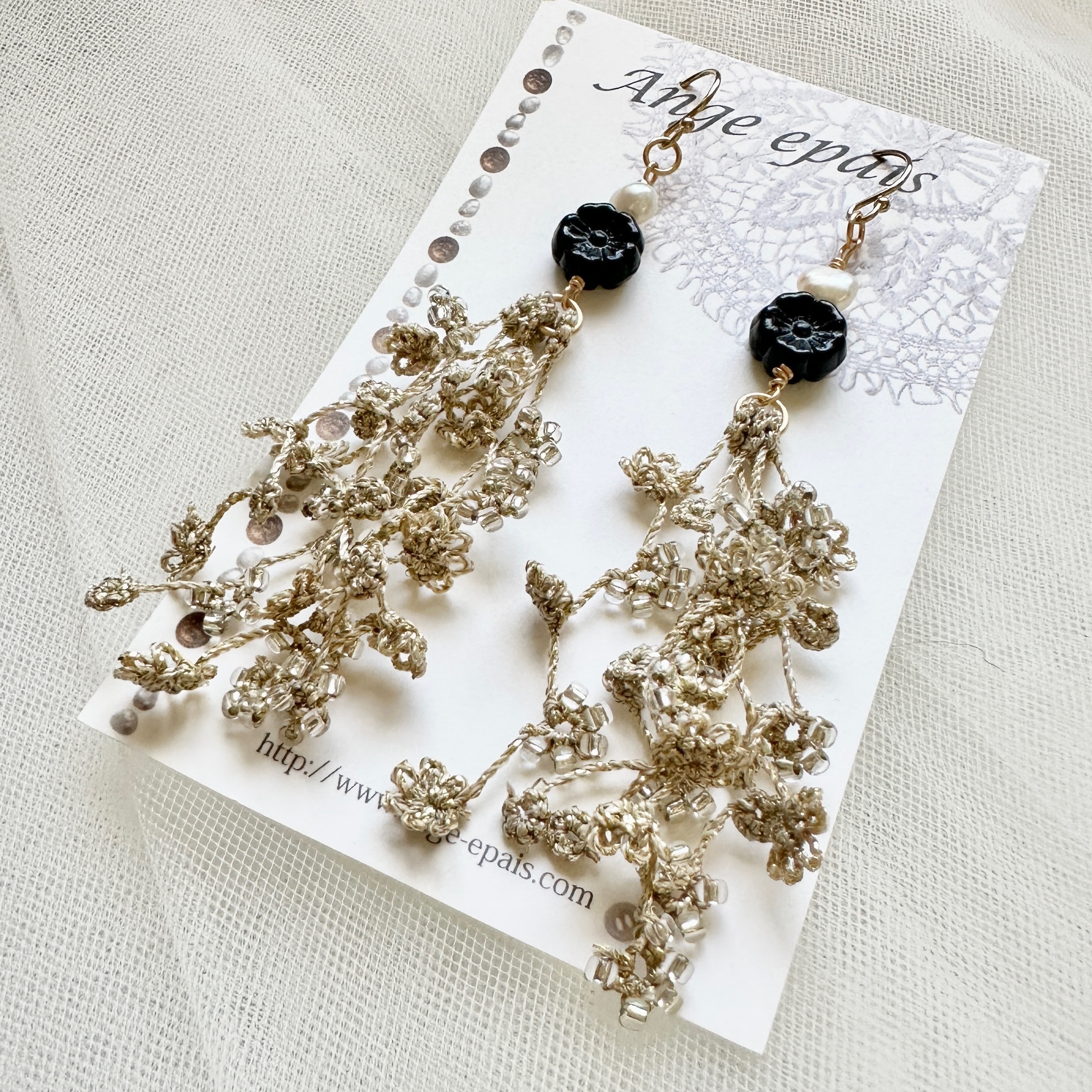 送料無料☆ビーズを編み込んだタティングレースのお花ボリューミーピアス14KGF（イヤリング）ブラックビーズ