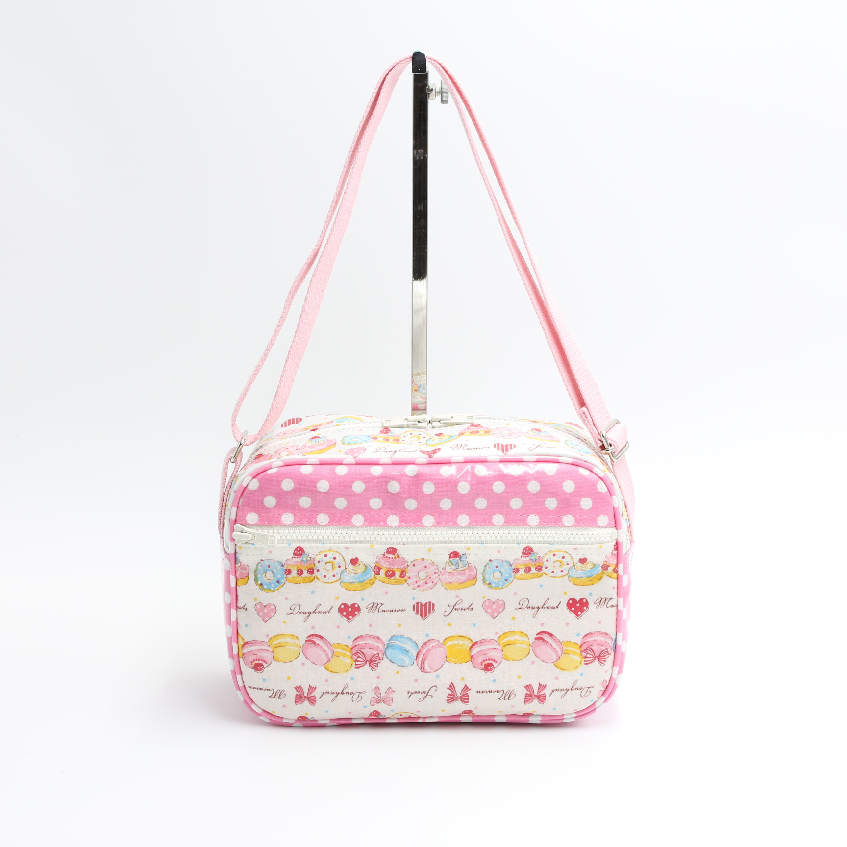 在庫あり　幼稚園バッグ　防水・ラミネート素材のショルダーバッグ　ころんと苺＆マカロ柄　通園バッグ　入園　保育園　女の子