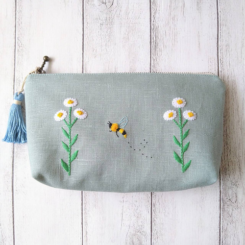 ハルジオンとミツバチ* 手刺繍入リネンポーチ Mサイズ ポーチ