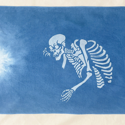 送料無料  藍染手ぬぐい " 怪怪奇奇 " 三日月に骸骨　型摺り染 絞り染め　夜空 3枚目の画像