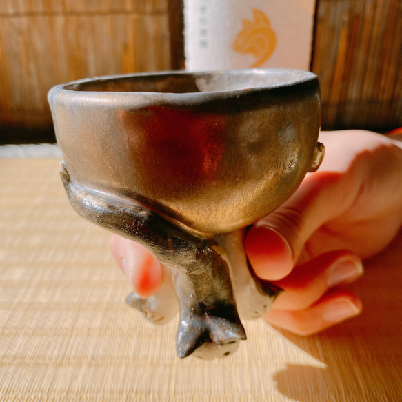 【聖誕禮物】一隻松鼠的酒杯，由三個 sunekosuri 怪物陶器支撐 第2張的照片