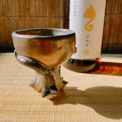 【聖誕禮物】一隻松鼠的酒杯，由三個 sunekosuri 怪物陶器支撐 第3張的照片