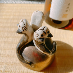 【聖誕禮物】一隻松鼠的酒杯，由三個 sunekosuri 怪物陶器支撐 第4張的照片