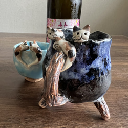 【プレゼントに猫陶器】すねこすりが憑依した壺タイプの片口（酒器） 妖怪陶器 2枚目の画像
