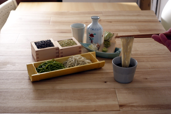 奥出雲の蕎麦粉を丹念に打ち上げた二八そばと抹茶二八そば。昆布と鰹の効いたそばつゆと安曇野産生ワサビを桐箱でお届け！ 4枚目の画像