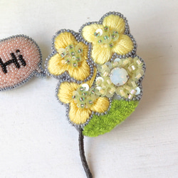 ぷっくりした小さなお花のミモザ、オートクチュール刺繍のブローチ『ルシル』 3枚目の画像