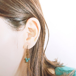 シーブルーカルセドニー【Sea Blue Chalcedony】可憐な３粒ピアス 3枚目の画像