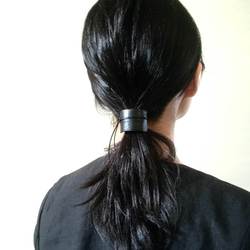 ●特集掲載《hair cuff／Black》小・お洒落なシュリンクレザー・シックな黒・黒髪に合う 6枚目の画像