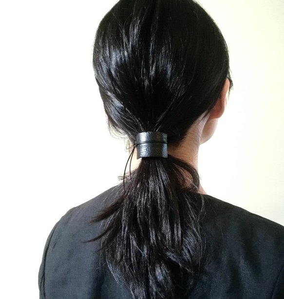 ●特集掲載《hair cuff／Black》小・お洒落なシュリンクレザー・シックな黒・黒髪に合う 6枚目の画像