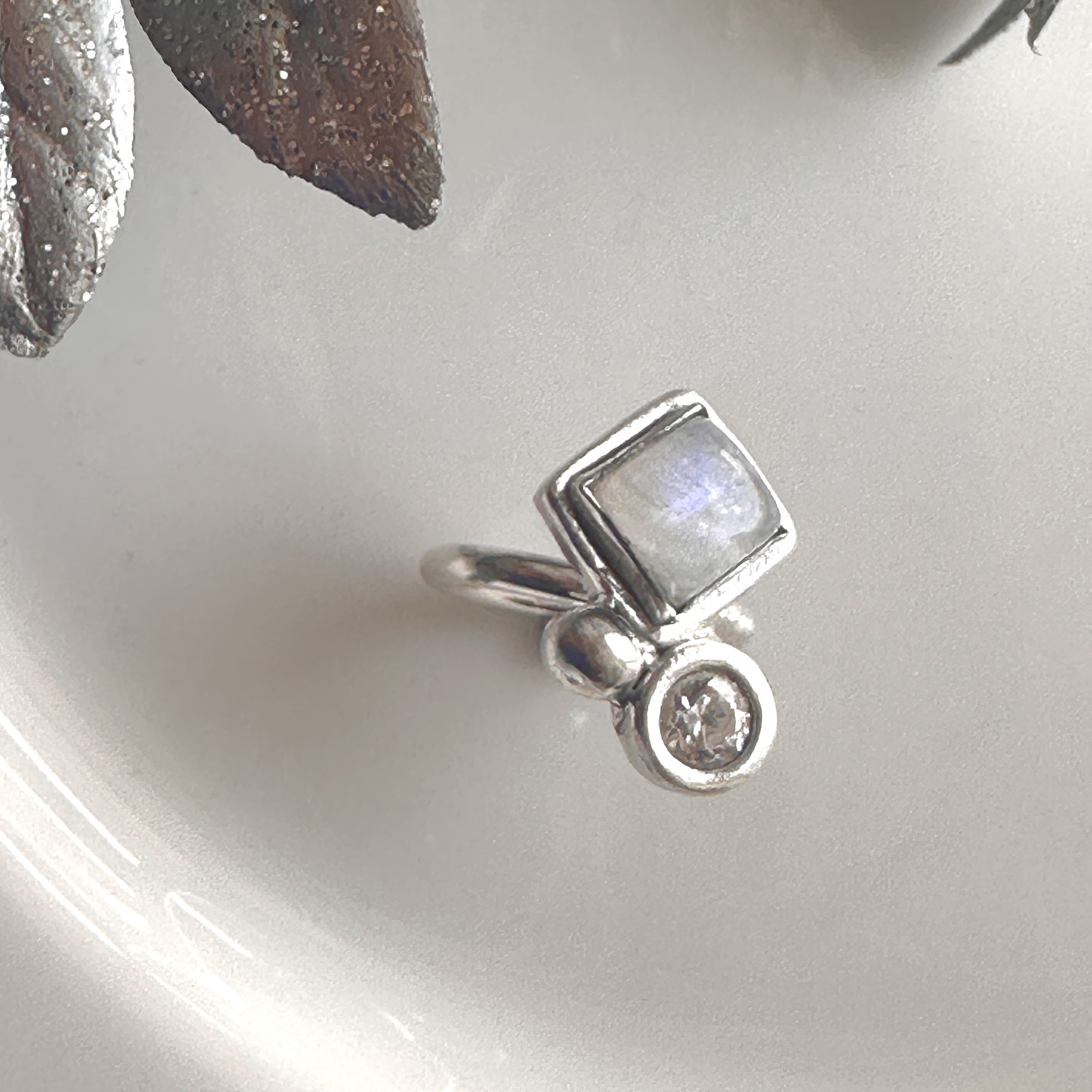 天然石のビジューイヤーカフ/レインボームーンストーン/片耳用/silver950