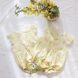 【2026年3月まで】特集掲載/満開のミモザロンパース/セットでヘアバンドもいかがですか？/ミモザ/フリル袖/出産祝い 1枚目の画像