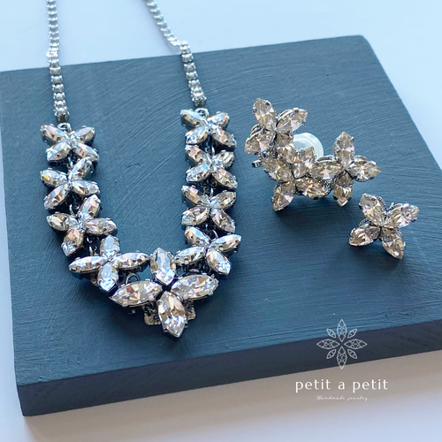 総スワロフスキー®︎ Fleur ニッケルフリーイヤーカフ trois