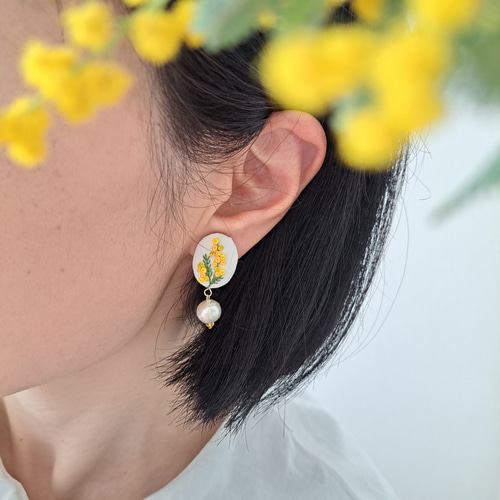 特集掲載】小粒で可憐なミモザ刺繍 ビーズ刺繍 イヤリング/ピアス