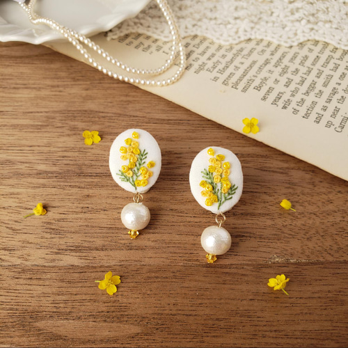特集掲載】小粒で可憐なミモザ刺繍 ビーズ刺繍 イヤリング/ピアス