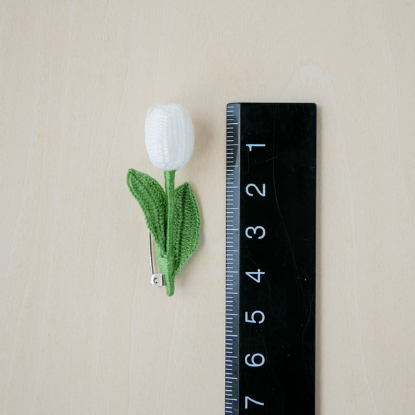 小さなチューリップブローチ~白~　(受注制作、お花モチーフ、春の花、贈り物) 9枚目の画像