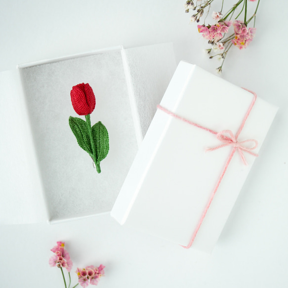 小さなチューリップブローチ~白~　(受注制作、お花モチーフ、春の花、贈り物) 11枚目の画像