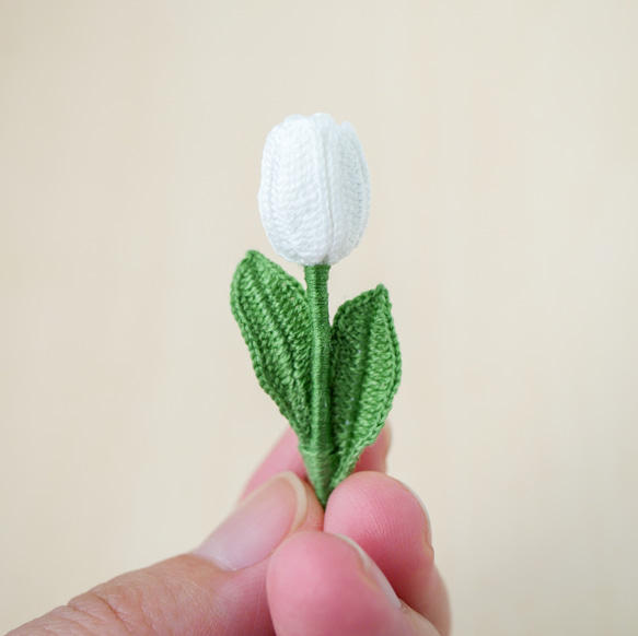 小さなチューリップブローチ~白~　(受注制作、お花モチーフ、春の花、贈り物) 2枚目の画像