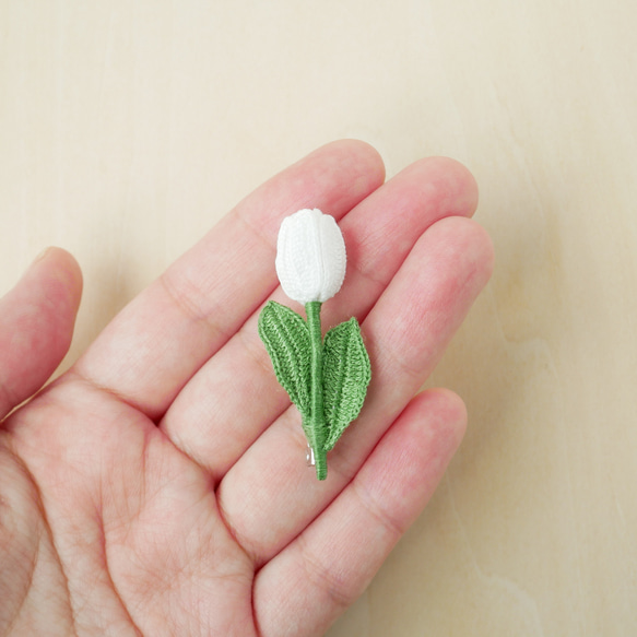 小さなチューリップブローチ~白~　(受注制作、お花モチーフ、春の花、贈り物) 3枚目の画像