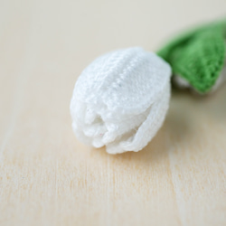 小さなチューリップブローチ~白~　(受注制作、お花モチーフ、春の花、贈り物) 5枚目の画像