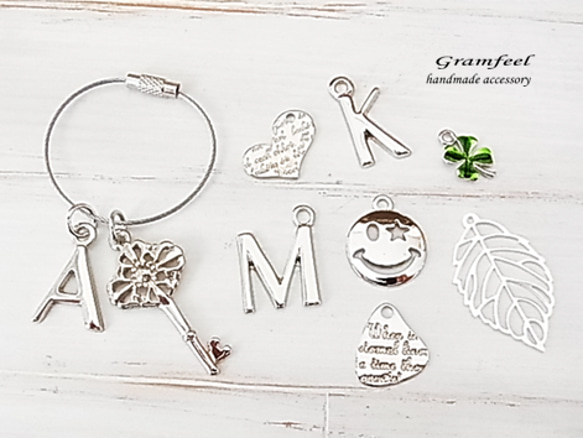選べるチャームのワイヤーキーホルダーイニシャル 鍵 英字プレート