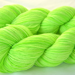 手染め糸　ファインウール　ソックヤーン　neon green  nijiyarn 1枚目の画像