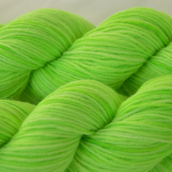 手染め糸　ファインウール　ソックヤーン　neon green  nijiyarn 3枚目の画像