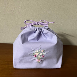 薄紫花束刺繍 保冷袋付きお弁当袋(巾着袋) 弁当袋・風呂敷 ネコデマリ