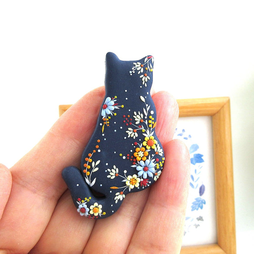 受注制作】哀愁漂う背中がいとおしいおすわり猫のブローチ(約7g