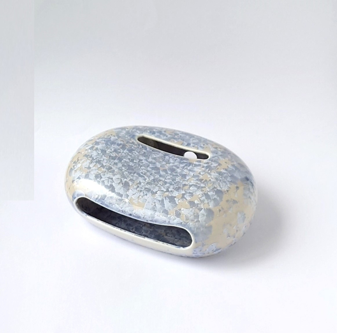 心地良いサウンドを楽しめるスピーカー　花結晶（銀藤）ソラフォン  磁器