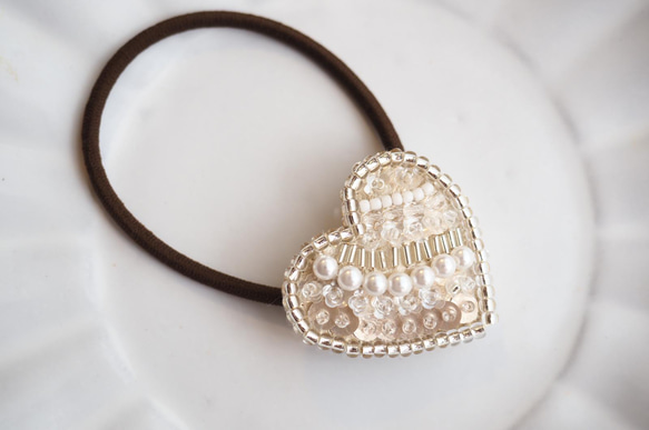 大人可愛い☆ ビーズ刺繍　ヘアゴム　ハート型♡ スワロフスキーパール使用、シャンパンゴールド系 1枚目の画像