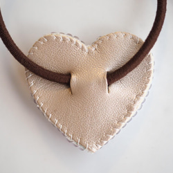 大人可愛い☆ ビーズ刺繍　ヘアゴム　ハート型♡ スワロフスキーパール使用、シャンパンゴールド系 4枚目の画像